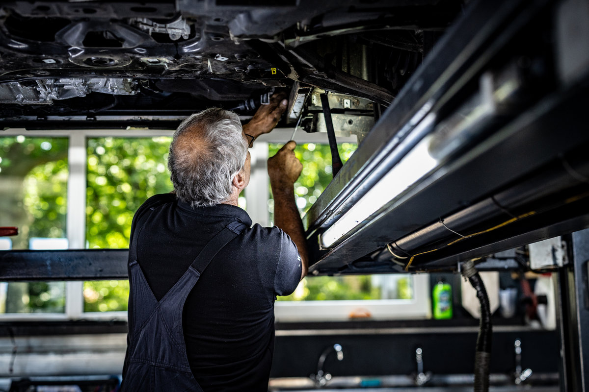 Werkplaats impressie werkzaamheden onder auto